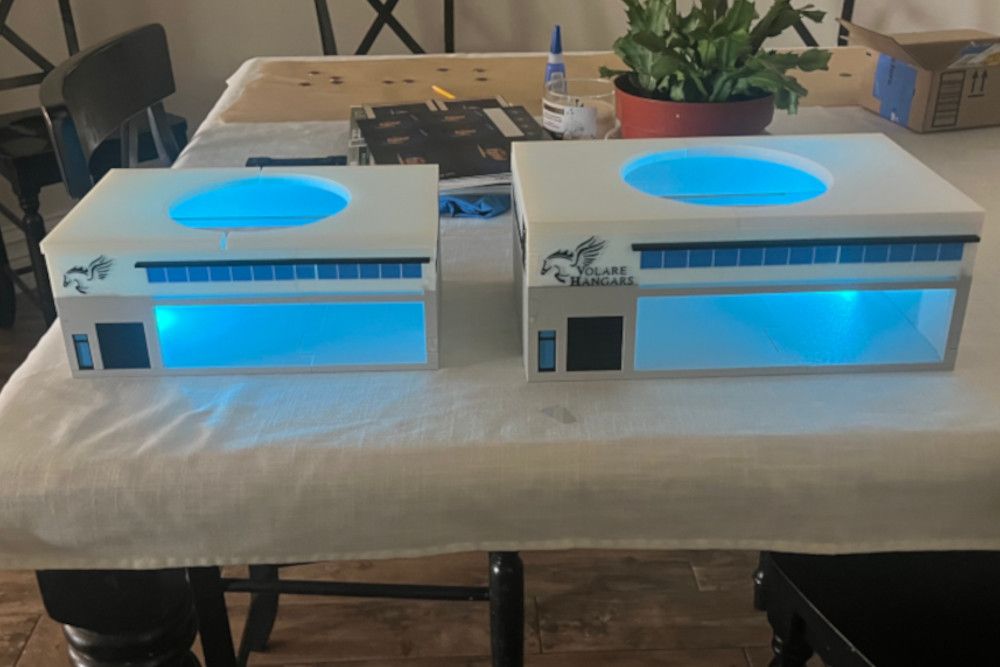 Custom home model with dual hangars